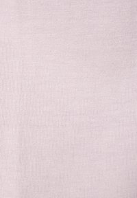 Helles rosa Strickgewebe mit seidiger Textur und feinem Rippmuster, geeignet für Bekleidung oder Accessoires.