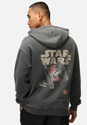 Felpa grigia con cappuccio regolabile, dotata di una grafica di Star Wars sul retro, che raffigura astronavi e dettagli di schizzo. Polsini e orlo a coste.