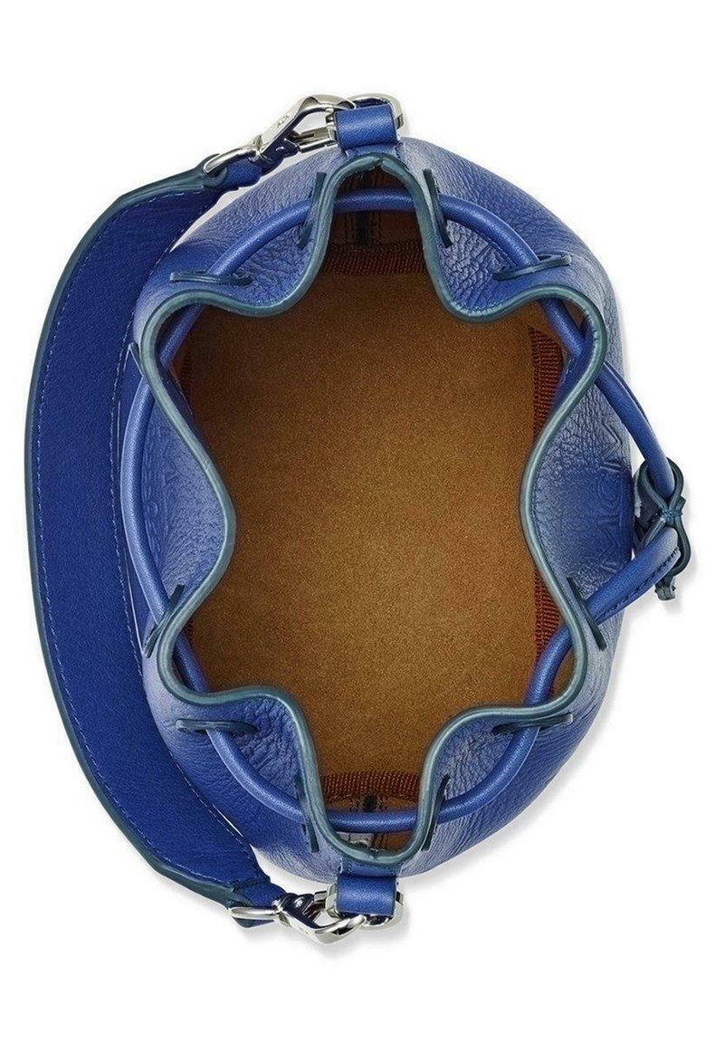 Runde blaue Lederhandtasche mit strukturiertem Äußeren und gewelltem Rand. Das Innere besteht aus weichem, hellbraunem Wildleder mit einem metallischen Gurt.
