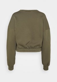 Sudadera corta de color verde oliva hecha de una tela suave, con mangas largas, escote redondo y una cintura fruncida con detalles elásticos.