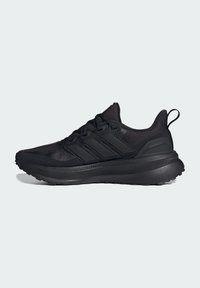 Schwarze Sportschuhe mit einem strukturierten Textilobermaterial, drei kontrastierenden schwarzen Streifen und einer gepolsterten Sohle mit einem gemusterten Außensohle.