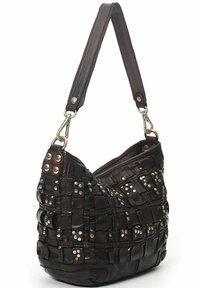 Borsa a tracolla in pelle marrone scuro con texture intrecciata, borchie in metallo argentato e una tracolla robusta con dettagli. Forma curva, apertura ampia.