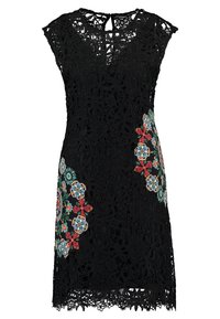 Robe en dentelle noire avec des patches en broderie florale rouge, bleue et verte. Dotée d'un col rond et de manches courtes, avec un ourlet en forme de vagues.