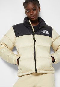 The North Face RETRO NUPTSE JACKET - Casaco de penas - gravel