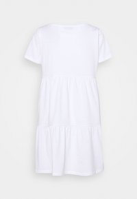 Vit kortärmad klänning i flera lager med rund halsringning, rynkad midja och en lös, flödande siluett som visas från baksidan.