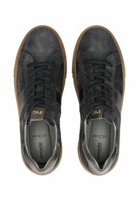 Sneakers alti in suede grigio con accenti neri, lacci piatti e suole in gomma testurizzata. Presentano una comoda soletta in memory foam.
