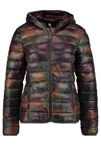 Polstret hættejakke i dæmpede camouflage mønstre af grøn, brun og lilla. Har en fuld front lynlås og elastiske manchetter.