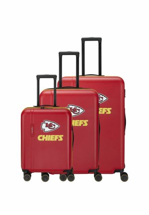 Conjunto de tres maletas rígidas rojas con asas retráctiles y logo y texto de Kansas City Chiefs en la parte delantera, en tamaños pequeño, mediano y grande.