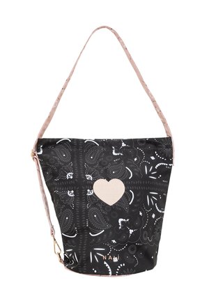 Borsa a secchiello nera con motivi paisley bianchi, un dettaglio a forma di cuore crema e una tracolla rosa chiaro. Caratterizzata da una chiusura dorata e cuciture decorative.