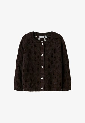 Braune, spitzenstrickende Strickjacke mit rundem Ausschnitt, ausgestattet mit fünf weißen Knöpfen sowie gerippten Bündchen und Saum. Aufwendiges Blattmuster über die gesamte Jacke.