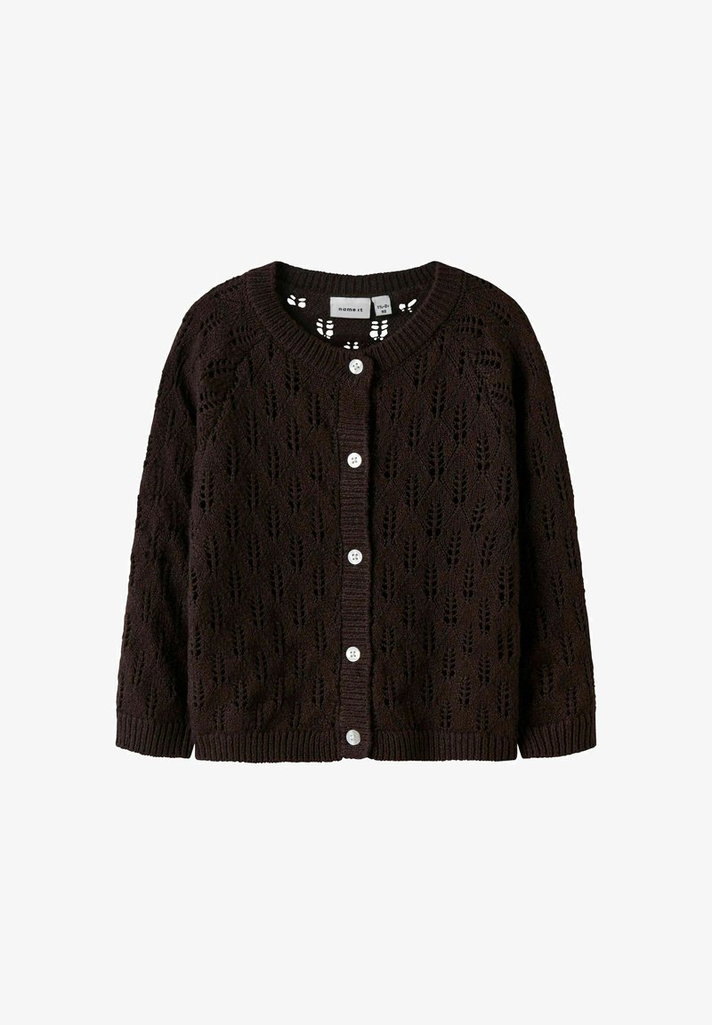 Pruun pitspluus, millel on ümar kaelus, viis valget nuppu ning ribakujulised mansetid ja helmed. Õrna lehe mustriga kogu ulatuses.