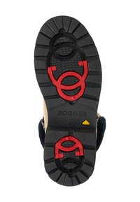 Černá gumová podešev s červenými a žlutými akcenty, s texturovaným dezénem a značkovým štítkem "BOGNER ALPI". Výrazný detail mechanismu.