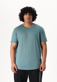 Calvin Klein Jeans Plus BADGE TURN UP - Jednoduché tričko - north atlantic