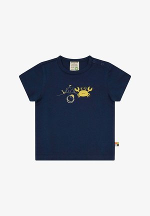 T-shirt a maniche corte blu navy realizzato in cotone, con una grafica gialla raffigurante un granchio, un castello di sabbia e una palla da spiaggia sul davanti. Bottoni a pressione sulla spalla.