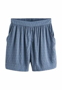 Shorts bleu clair avec un motif texturé, taille élastique et poches latérales. Le tissu semble doux et confortable avec une coupe décontractée.
