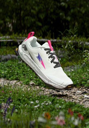 Altra LONE PEAK 9+ - Laufschuh Trail - vaporous gray/knockout pink/black
