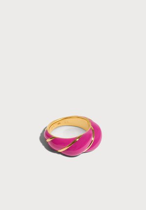 Bague anneau torsadé rose et or avec finition brillante, présentée sur un fond gris clair.