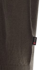 Dunkelgrauer gestrickter Pullover mit ribbeltem Saum und einem kleinen gewebten Markenlabel an der Seite. Weiche Textur mit geradem Schnitt.