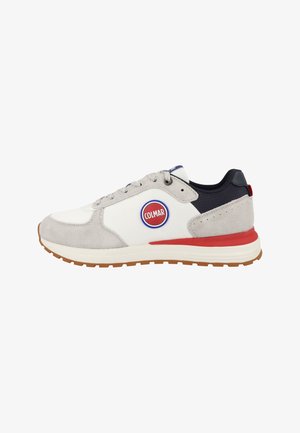 Zapatilla casual para hombre con malla blanca, superposiciones de ante gris claro, talón azul marino, detalles rojos y logotipo redondo de Colmar en el lateral.