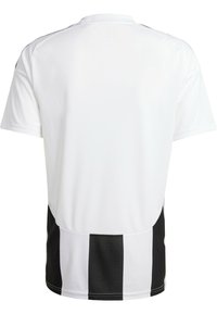 Witte sporttrui met zwarte verticale strepen op de taille. Korte mouwen, lichtgewicht materiaal en een ronde kraag. Achteraanzicht.
