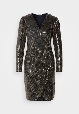 Robe à sequins noirs et dorés avec un décolleté en V, des manches longues et un design drapé. Caractéristiques : sequins brillants et silhouette ajustée.