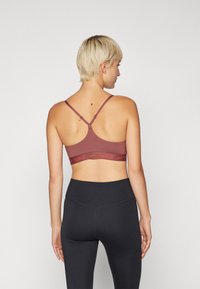 Nike Performance INDY BRA - Sportmelltartó könnyű sportoláshoz - red sepia