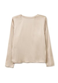 Top beige a maniche lunghe realizzato in tessuto liscio simile alla seta; presenta un collo rotondo e una vestibilità dritta con minimi dettagli cuciti.