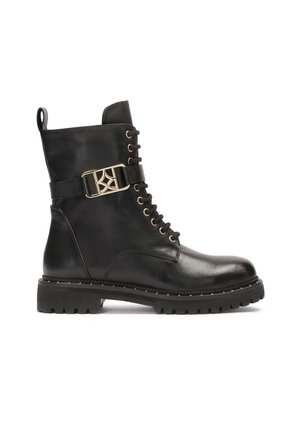 Schwarze Leder-Stiefelette mit Schnürung, goldfarbener Schnallenakzent, strukturiertem Obermaterial und grober Gummisohle mit Profil.