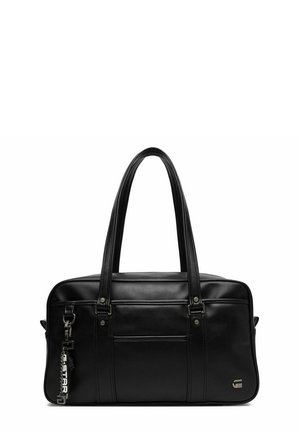 Černá kožená kabelka s dvojitými ramenními popruhy, přední kapsou, kovovým logem ve spodní pravé části a připevněným značkovým přívěskem na levé straně.