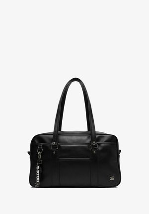 Czarna skórzana torebka na ramię z podwójnymi paskami, przednią kieszenią, metalowym logo w prawym dolnym rogu oraz dołączonym markowym breloczkiem z lewej strony.