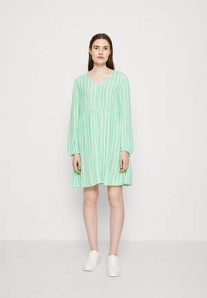 TOM TAILOR DENIM ALLOVER PRINTED BABYDOLL DRESS - Φόρεμα ημέρας - vertical green/white