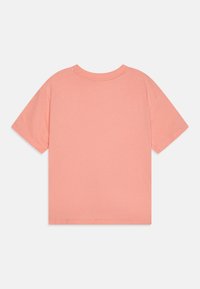 Απλό απαλό ροζ μπλουζάκι κοντομάνικο, απλωμένο επίπεδα, δείχνοντας την πίσω πλευρά με λαιμόκοψη και απλές λεπτομέρειες ραφής.