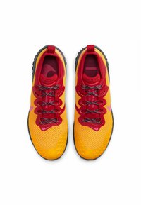 Scarpe da ginnastica rosse e gialle con una parte superiore in mesh testurizzato, suola in gomma nera e lacci a fantasia nera e rossa. Logo sulla linguetta.