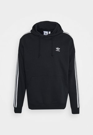 Zwarte hoodie van zacht materiaal, met een voorzak, een capuchon met trekkoord en witte gestreepte accenten op de mouwen. Klein Adidas-logo op de borst.