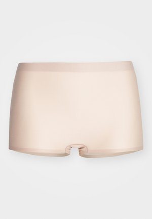 Bež spodnje hlačke v obliki bokseric, narejene iz gladkega materiala z mehkobnim pasom. Imajo srednje visok kroj in subtilen vodoravni pas na vrhu.