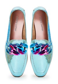 Mocassins bleu clair à texture peau de serpent avec de grandes maillons métalliques brillants bleu et violet sur le devant.