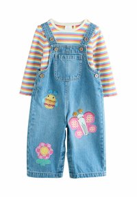 Denim ülekaalud koos vikerkaareprindiga pika varrukaga särgiga. Omab värvilisi tikandeid: lill, liblikas ja putukate aktsendid.