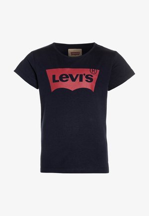 Granatowy t-shirt z krótkim rękawem z czerwonym logo Levi's na środku klatki piersiowej i okrągłym dekoltem.