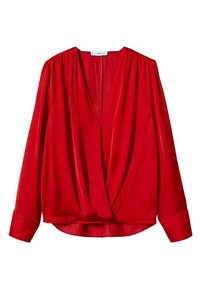 Rode blouse met lange mouwen, een diepe V-hals en geraffineerde schouders. De stof lijkt zijdeachtig met een gedrapeerde voorkant en manchetmouwen.