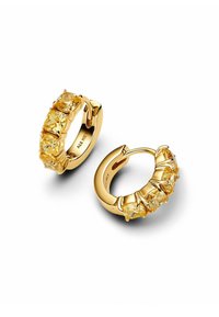 Goldene Creolen mit fünf gelben Edelsteinen in Krappenfassung, einer polierten Oberfläche und einem geschwungenen, dicken Design.