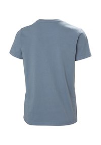 Camiseta de algodón azul claro con mangas cortas, cuello redondo y una textura suave, que presenta un diseño simple y sin adornos.