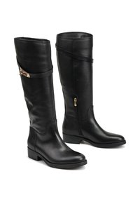 Czarne skórzane kozaki do kolan z bocznym zamkiem, okrągłym czubkiem, płaskim obcasem i złotym akcentem na pasku w okolicy kostki.