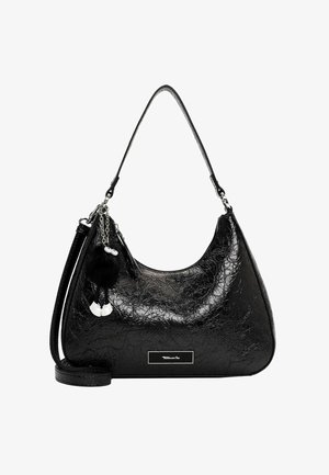 Sac à main noir brillant texturé avec une seule bandoulière, une sangle amovible pour porter en travers du corps et un petit porte-clés en peluche avec des chaussures blanches.