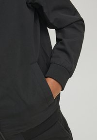 Jack & Jones Junior JJERUSH BLOCKING NOOS JNR - Allvädersjacka - black