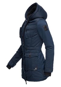 Marineblauwe geïsoleerde parka met een capuchon, voorzien van vier zakken, elastische manchet, rits- en knoopsluitingen, en een gestructureerde schouderpatch.