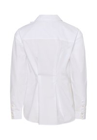 Hvid langærmet skjorte med knapper, set bagfra, med plisseringer og knaplukninger ved ærmerne.