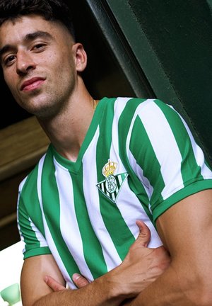 Groen-wit gestreepte jersey met V-hals, voorzien van een badge met een kroon en het clublogo. Katoenen stof, ontspannen pasvorm, korte mouwen.