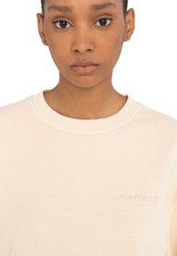 Cremefarbener Baumwoll-Sweatshirt mit geripptem Rundhalsausschnitt und dezent geprägtem "Element"-Logo auf der Brust. Weiche Textur mit lockerer Passform.