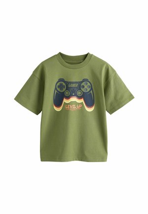 Olivovo zelené tričko s krátkym rukávom s tmavomodrou grafikou herného ovládača a nápismi "GAMER" a "LEVEL UP Player One Ready" vpredu.