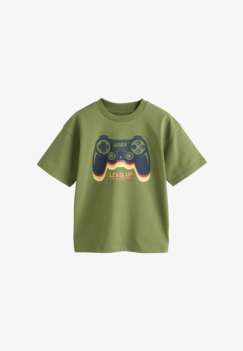 T-shirt vert olive à manches courtes avec un motif de manette de jeu bleu marine et les textes « GAMER » et « LEVEL UP Player One Ready » sur le devant.